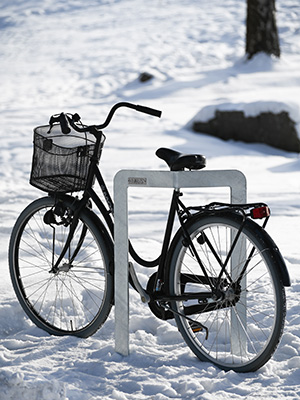 The Rosenlund bicyckle stand in galvanized steel with snow on the ground..